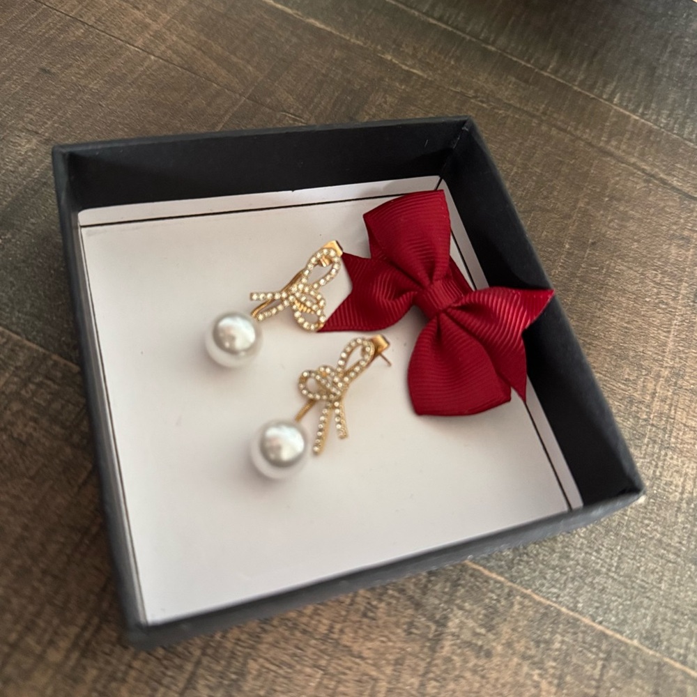 Gold and White Pearl Earrings with Elegant Design